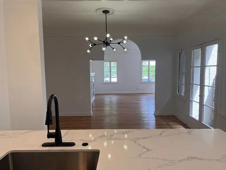741 S Mansfield Ave — Photo 13