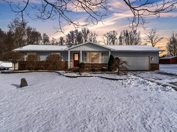 166 Crooked Limb Dr, Lapeer, MI 48446