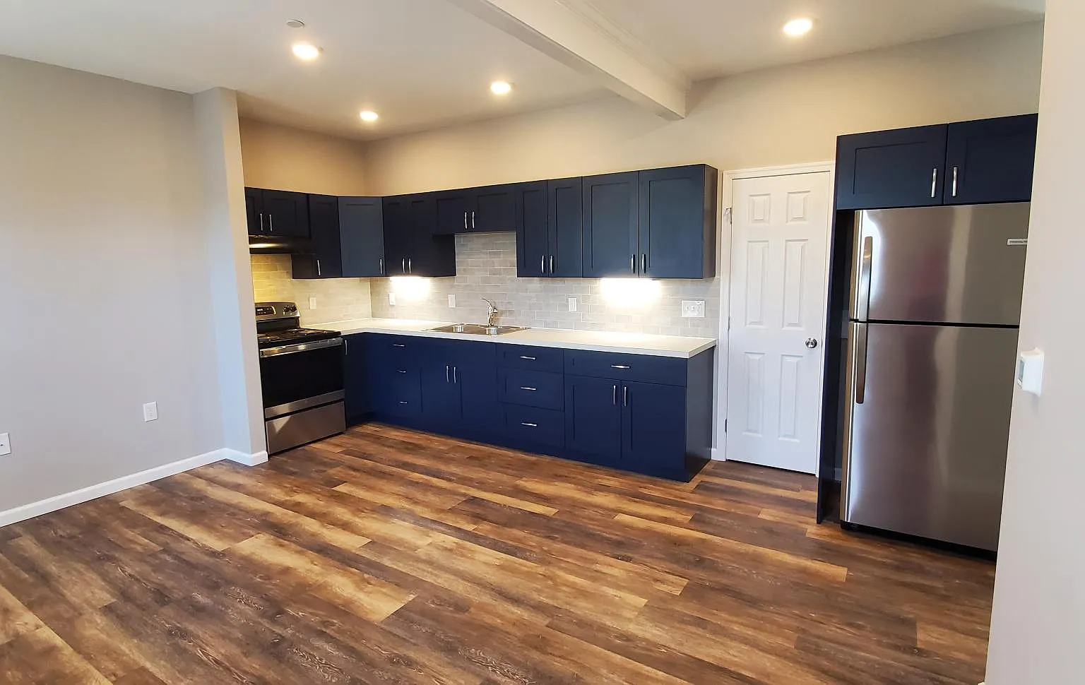 2 bed, 1000 sqft, $1,600 — Photo 2
