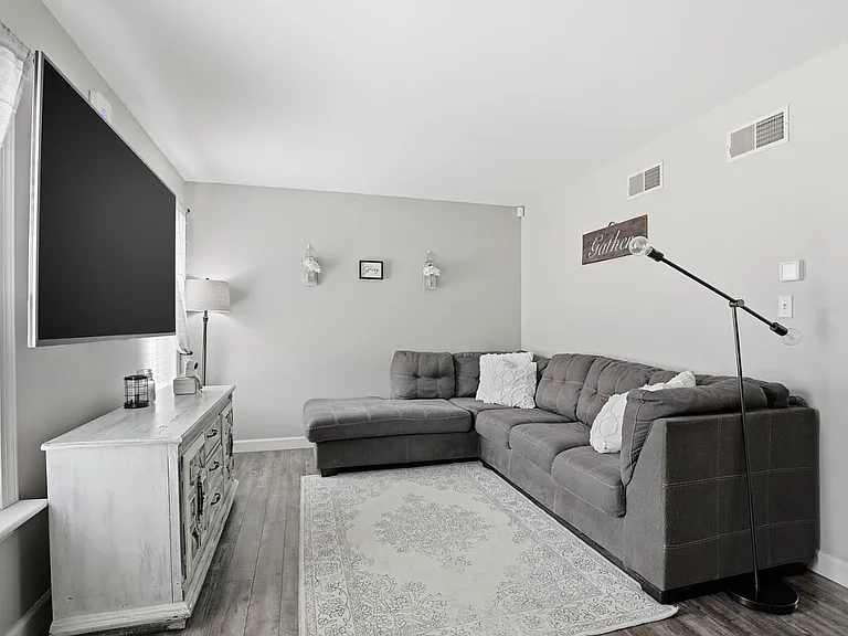 Heatherwood Dr — Photo 2