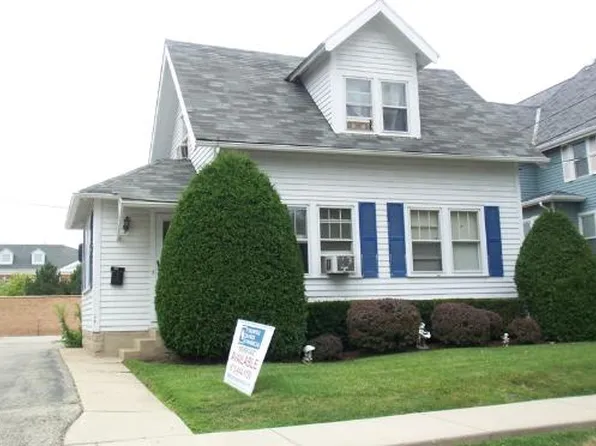 1305 Court St, McHenry, IL 60050