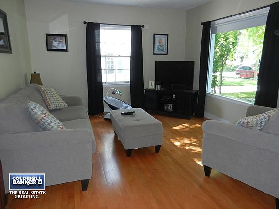 Beautiful Wood Floors in LR