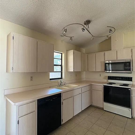 3052 Salton St — Photo 7