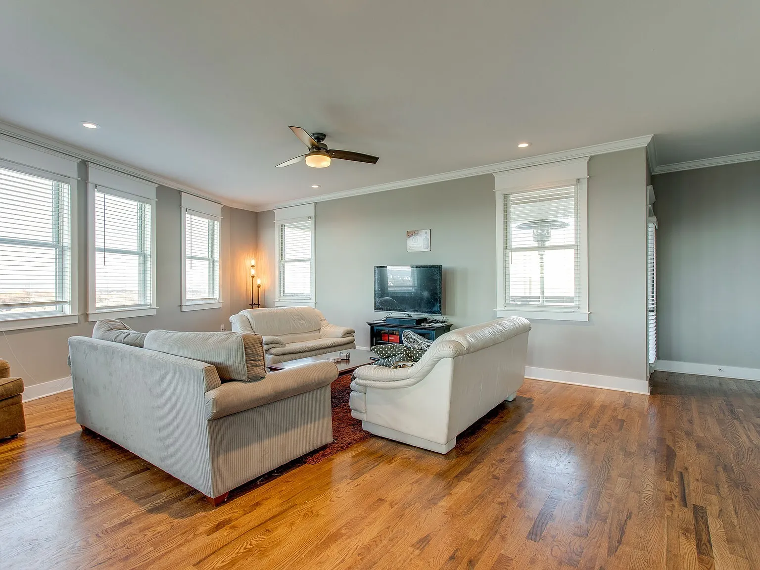 3 bed, 2.5 bath, 2896 sqft, $3,200 — Photo 2