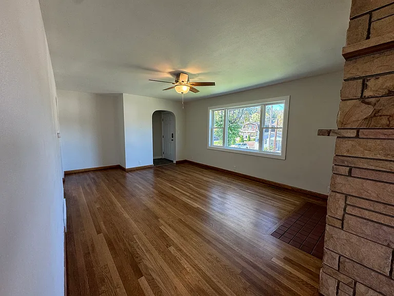 928 Meadow Dr — Photo 8
