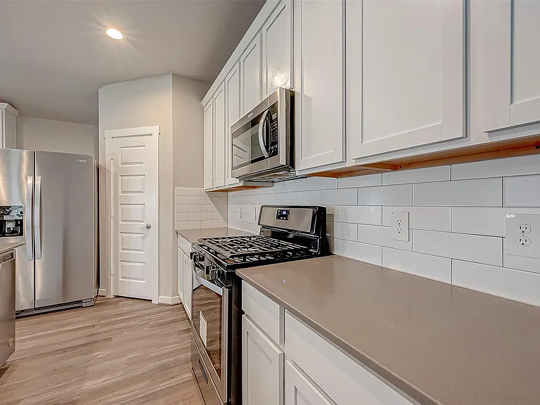 19010 Norbury Park Ln — Photo 6