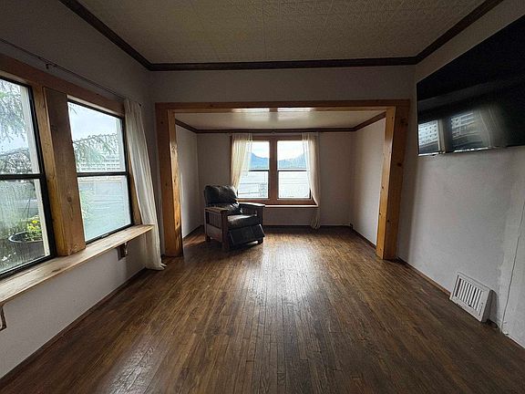 3rd image of 702 Bayview St