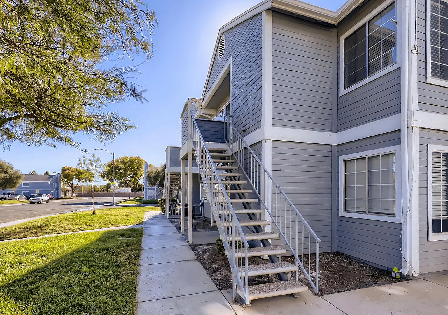 LOVELY 2 bedroom Condo Ready for Immediate Move in!! — Photo 3