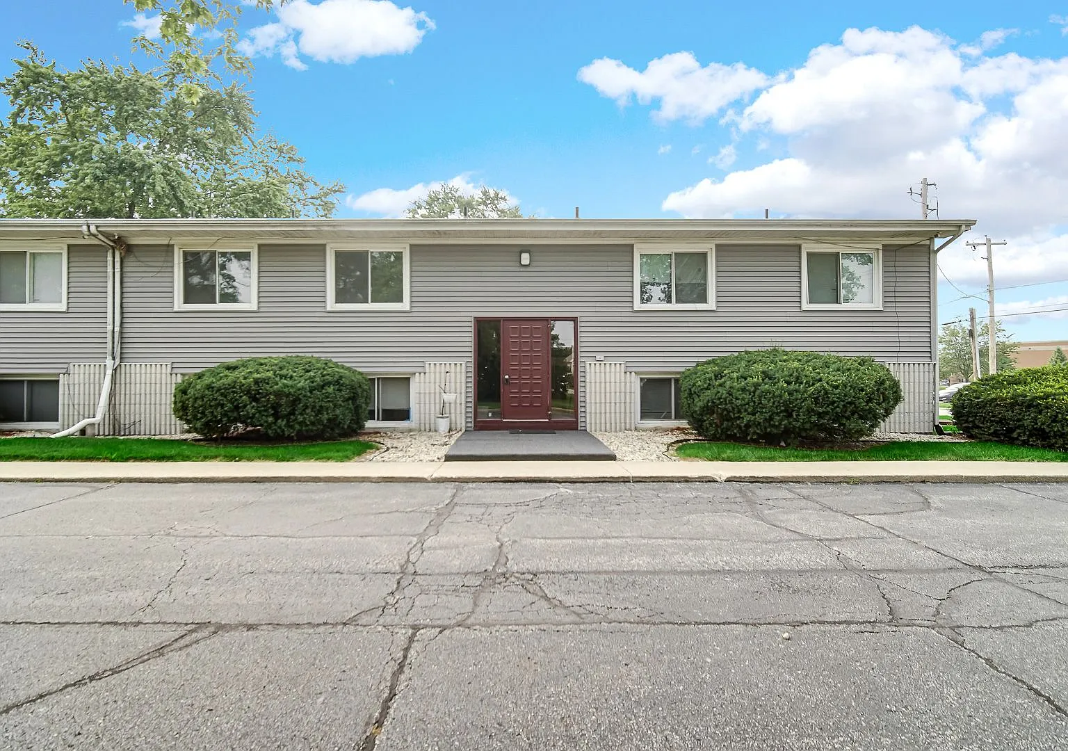 323 W Walnut St — Photo 1