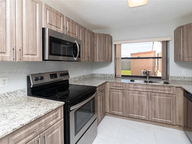 17059 NW 60th Ct — Photo 4