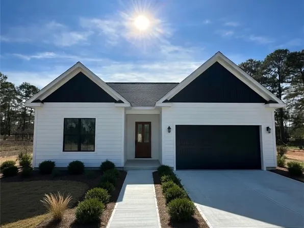 725 Porter Rd, Hope Mills, NC 28376