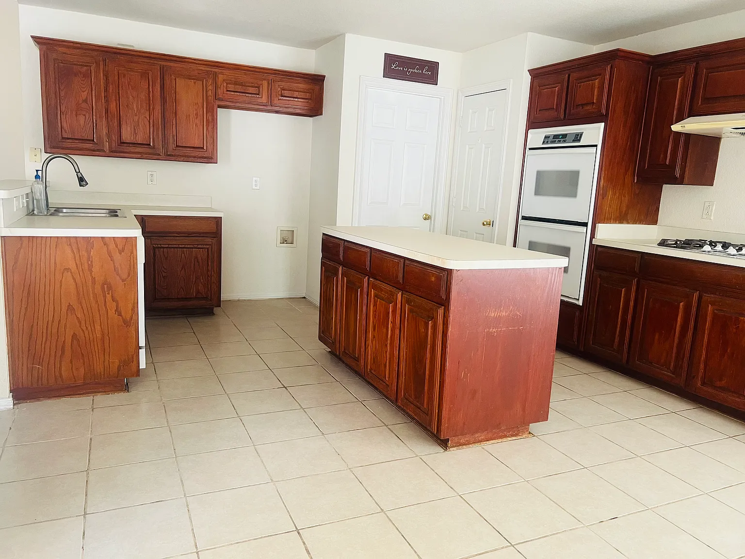 4 bed, 1969 sqft, $2,295 — Photo 1