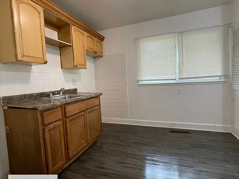 10400 Saratoga St — Photo 9