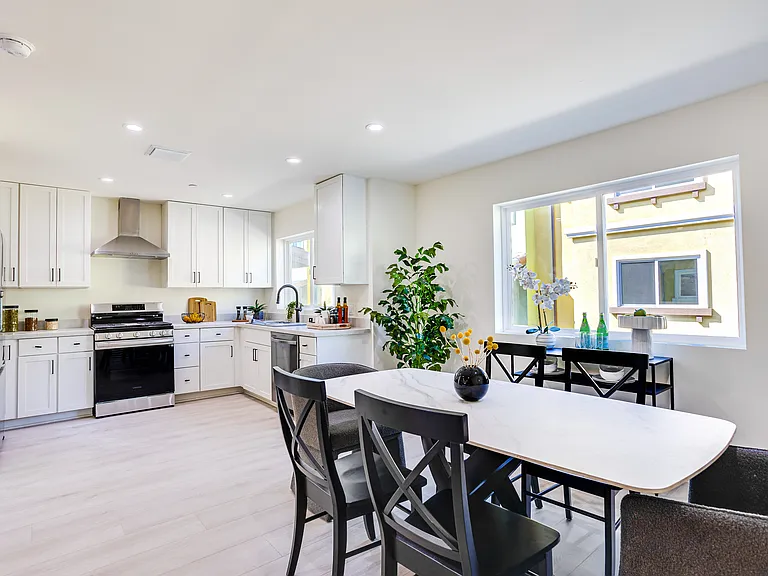 1012 S Mollison Ave — Photo 10