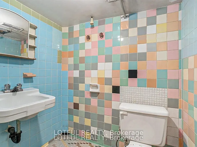 11 Champagne Ave S — Photo 10