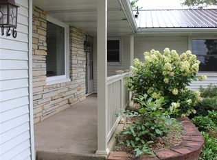 126 E 10th St, Monticello, IA 52310