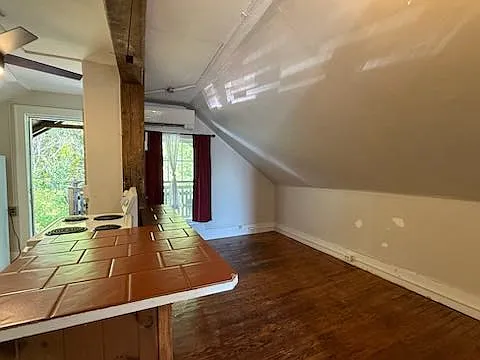 Studio, $900 — Photo 4