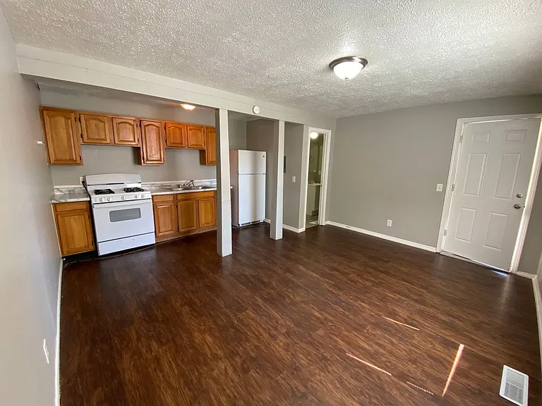556 N Clay St — Photo 1