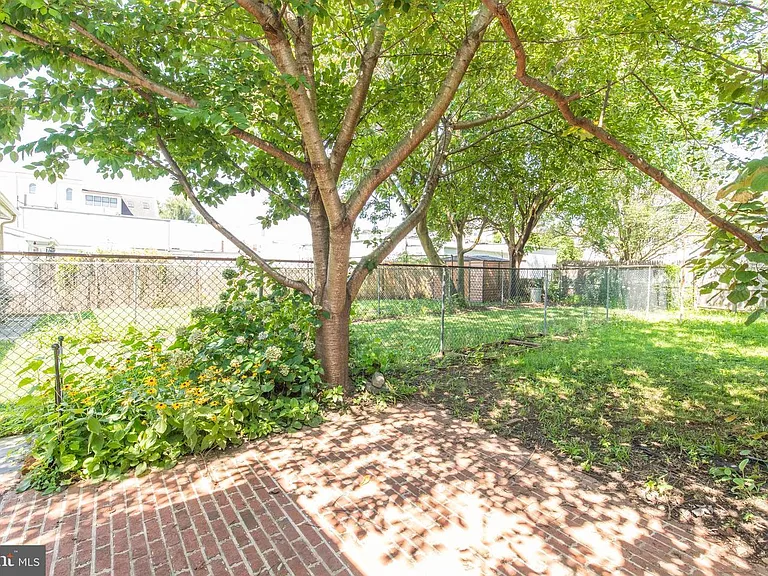 620 E Hector St — Photo 21