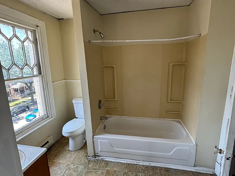 811 W Main St #5 — Photo 6