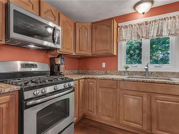 5th image of 27 Fairway Dr