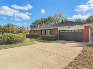 11820 Parklind Dr, Saint Louis, MO 63127