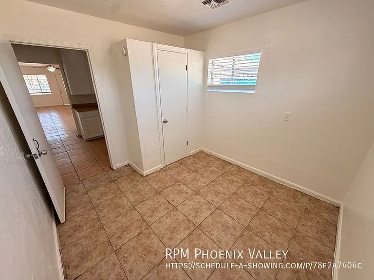 2524 W Jefferson St — Photo 12