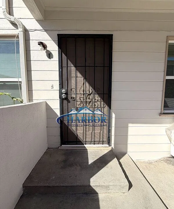 215 W Manchester Blvd #1