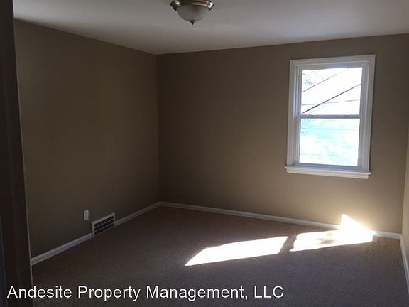 4th image of 1388 Villa Dr