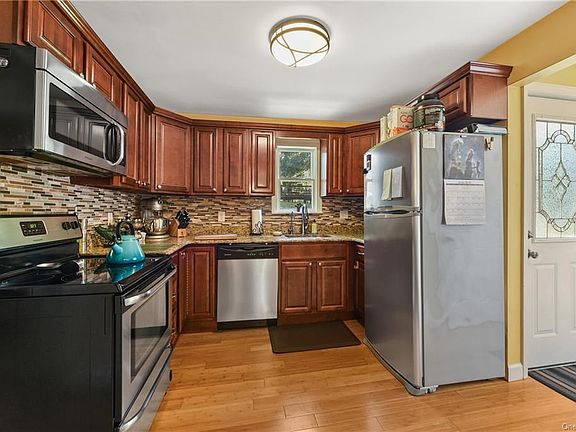 5th image of 218 Locust Ave