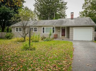 6 Iroquois Dr, Saratoga Springs, NY 12866