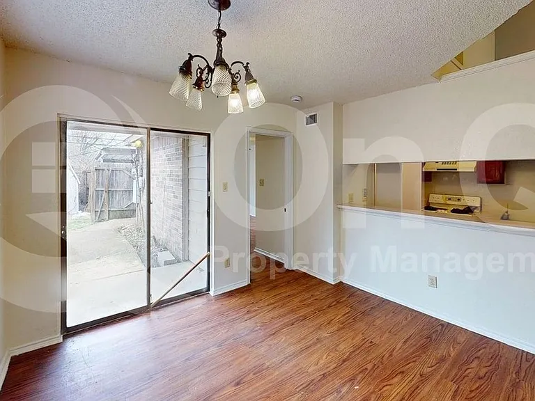732 Versailles St — Photo 4