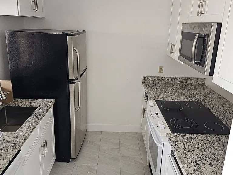 5560 Decatur St — Photo 2