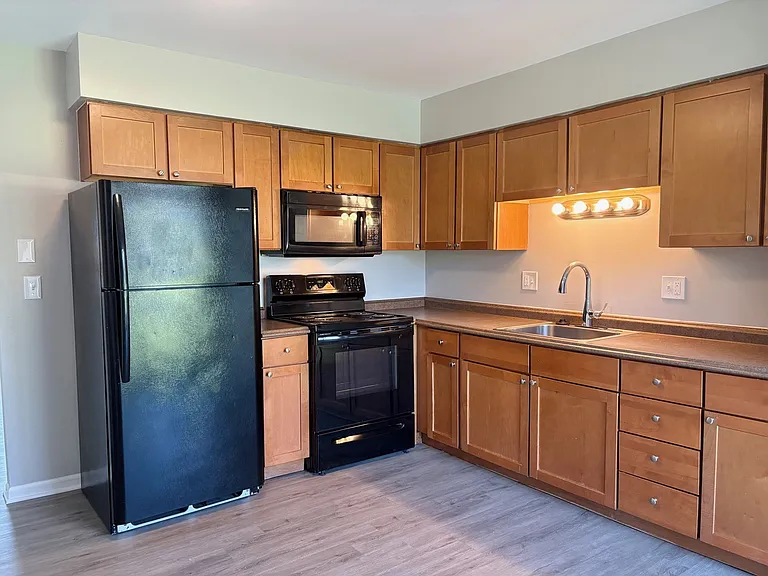 724 Oakton Rd — Photo 2