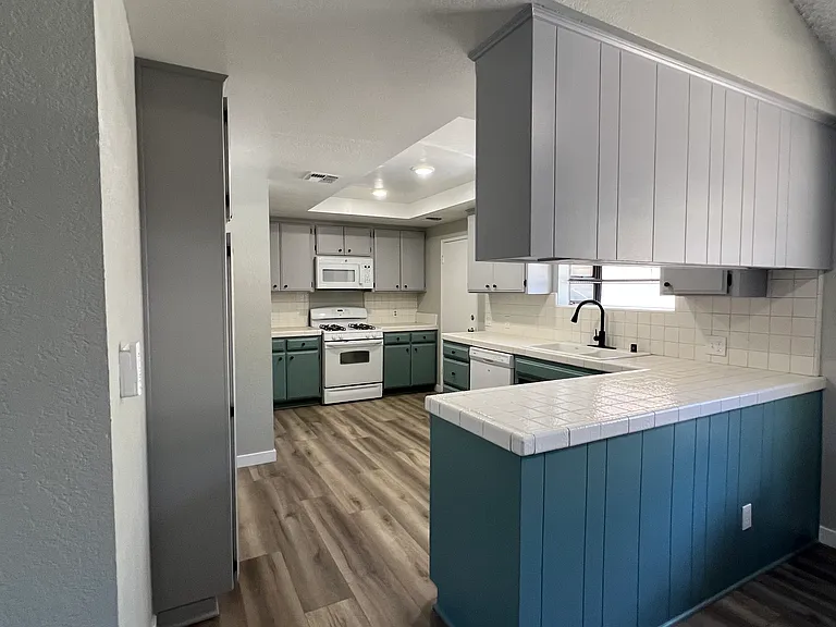 9210 Langdon Ave — Photo 8