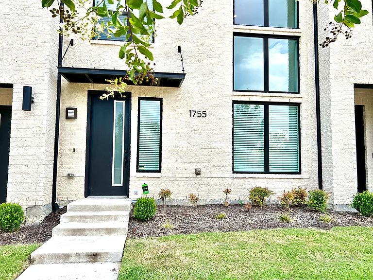 1755 Montgomery Dr — Photo 1
