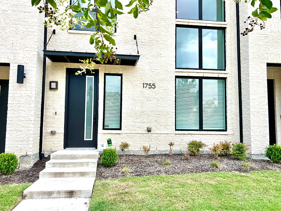 1755 Montgomery Dr