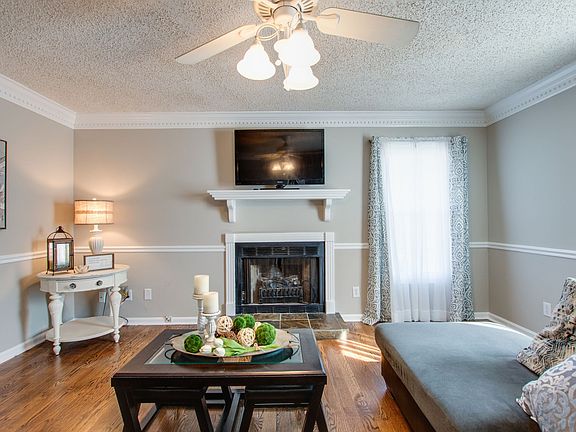 4th image of 2610 Deerpath Dr