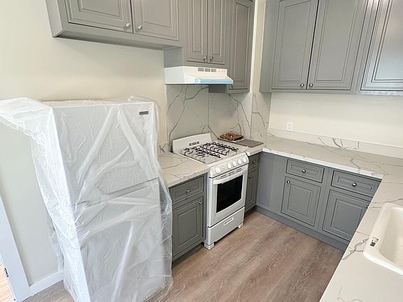 2nd image of 2650 Franklin St #2