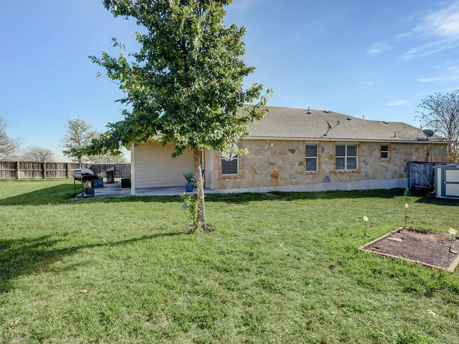 3 bed, 2.0 bath, 1863 sqft, $2,350 — Photo 3