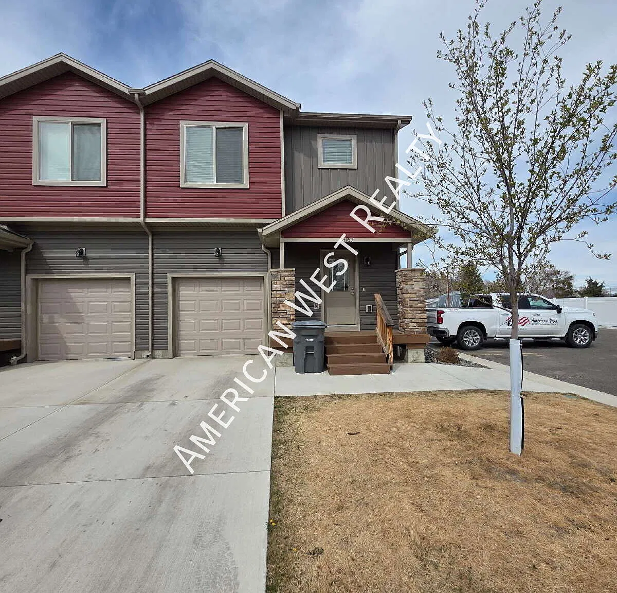 Beautiful newer Townhome 3 bed/2.5 bath/1 car garage — Photo 1