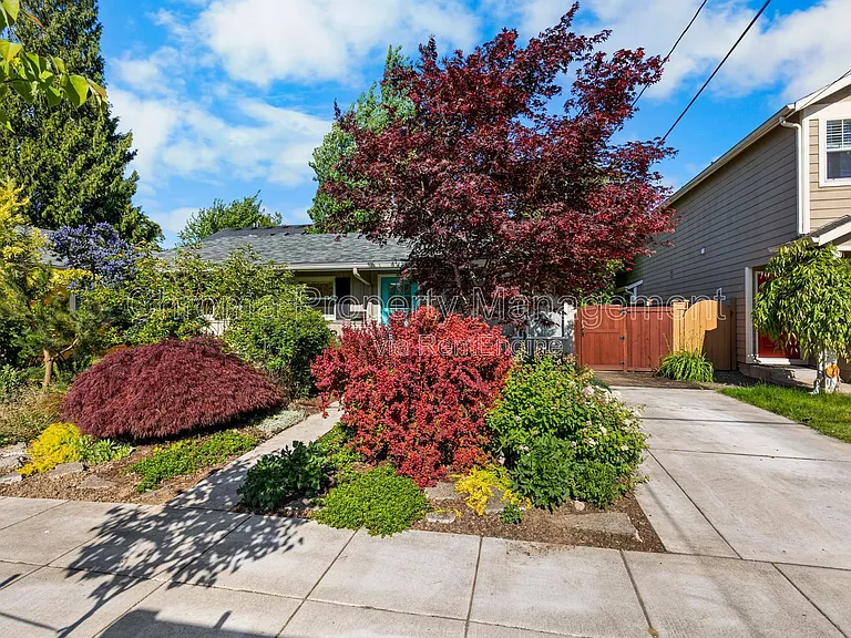 7676 N Mississippi Ave — Photo 1
