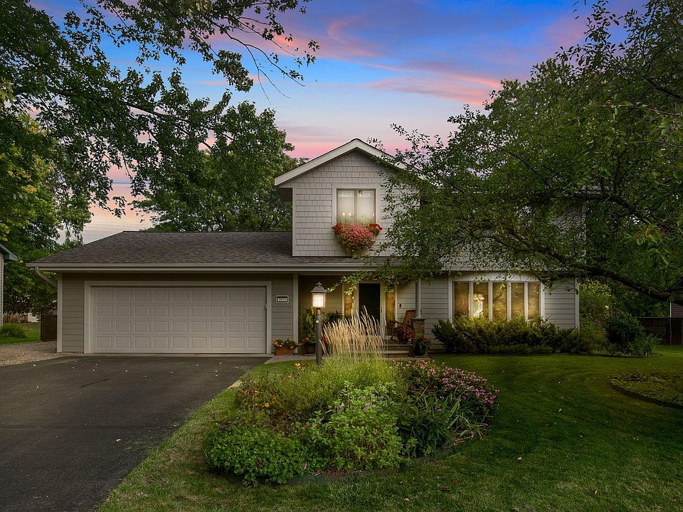 1st image of 3975 Woodview Dr