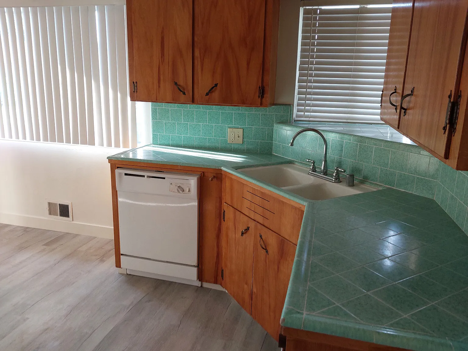 2 bed, 980 sqft, $3,350 — Photo 2