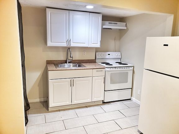 3rd image of 834 N Lincoln Ave APT 2