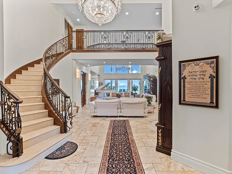 555 Ocean Blvd — Photo 16