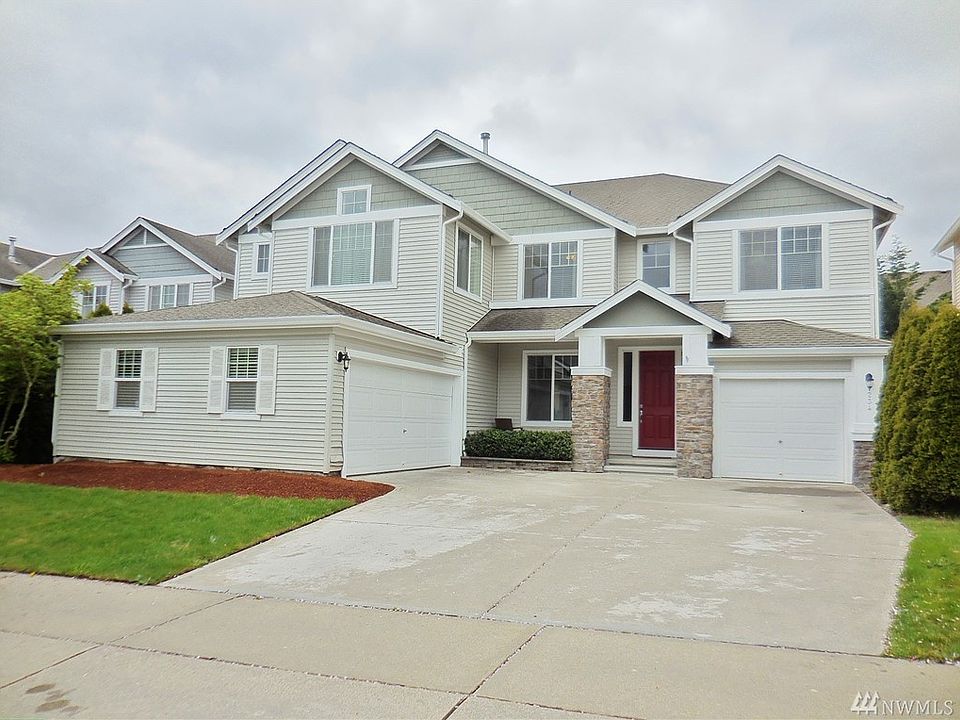 Wonderful 2 story home walking distance to the 10 acre park, Lakeland Town shopping center, Lakeland Hills elementary & the bus stop. Well maintained & upgraded & waiting for you!