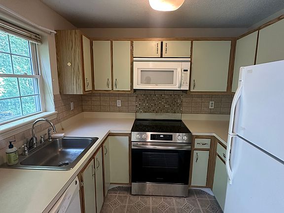 3rd image of 41 Crystal Ln APT C