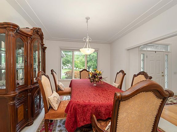 3rd image of 19 Woodshire Dr