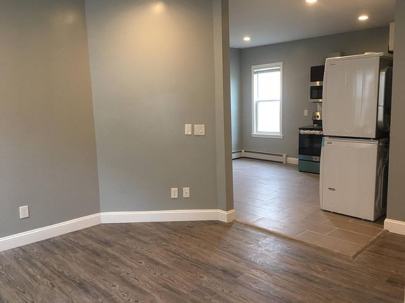 3rd image of 424 Bowdoin St Room 6